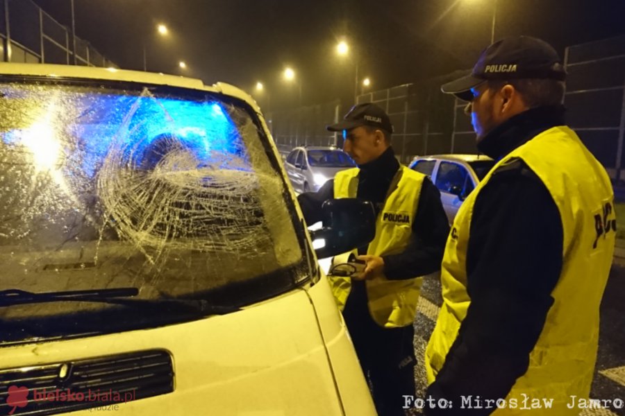 Pijany kierowca w busie pełnym ludzi i... z rozbitą przednią szybą - foto