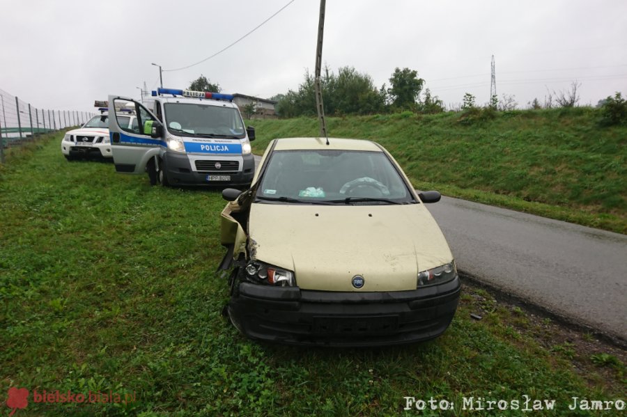 Złoty fiat uderzył w latarnię. Betonowy słup złamał się w dwóch miejscach - foto