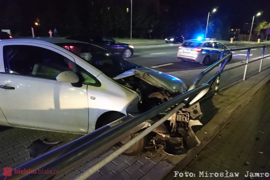 Zderzenie osobówek. Jeden z pojazdów skosił latarnię - foto