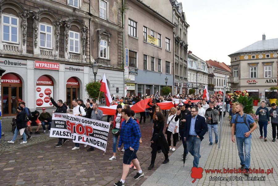 Dość kłamstw! Tłum antymaseczkowców maszeruje przez miasto ZDJĘCIA