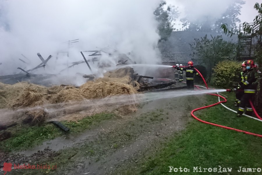 Pożar w strugach deszczu. Strażacy uratowali budynek mieszkalny - foto