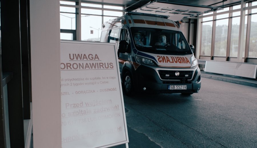 Rekordowy przyrost nowych zakażeń. Coraz więcej ognisk domowych