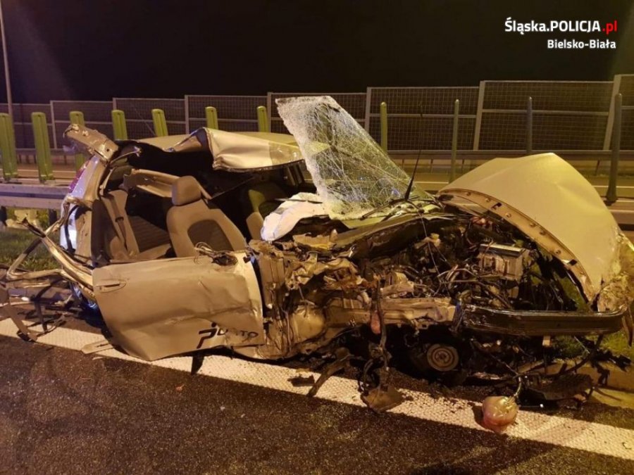 Wyglądało bardzo groźnie. Fiat uległ niemal całkowitemu zniszczeniu - foto