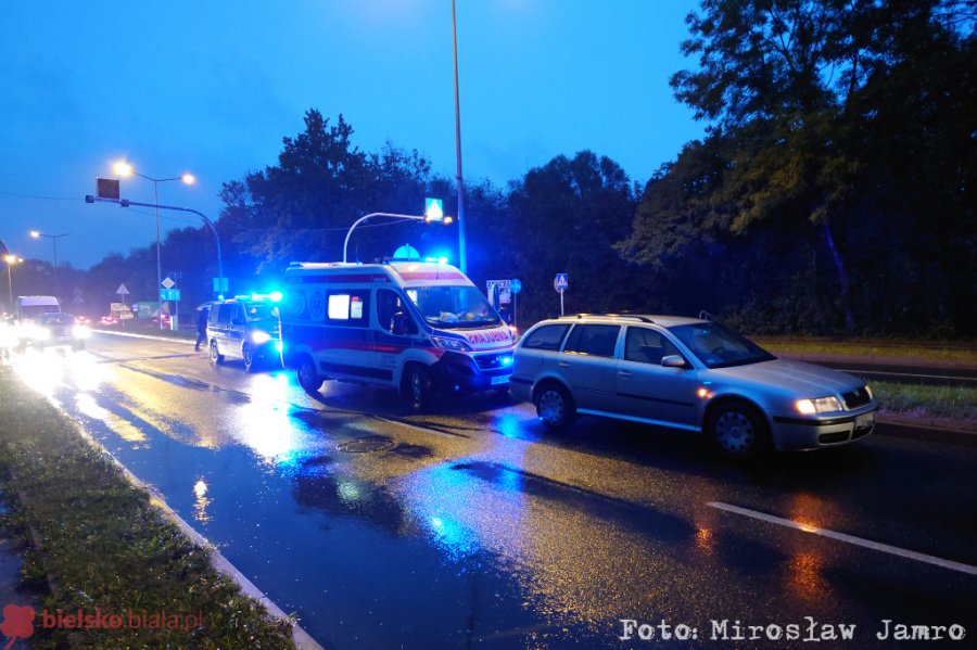 Potrącenie na przejściu. Piesza weszła w bok auta - foto