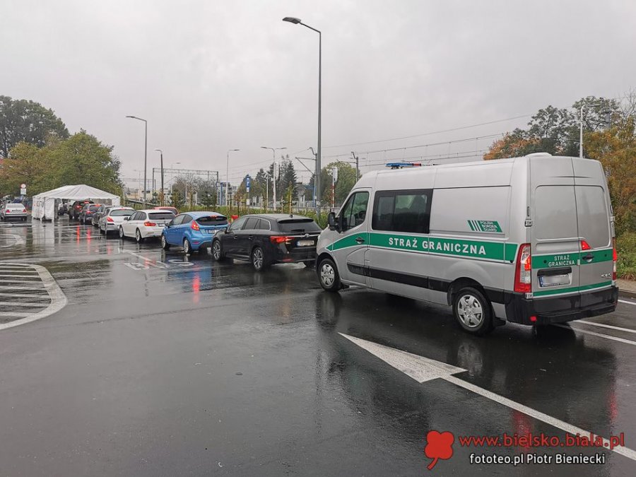 Spadek nowych zakażeń. Kolejne przypadki koronawirusa w szkołach i przedszkolach