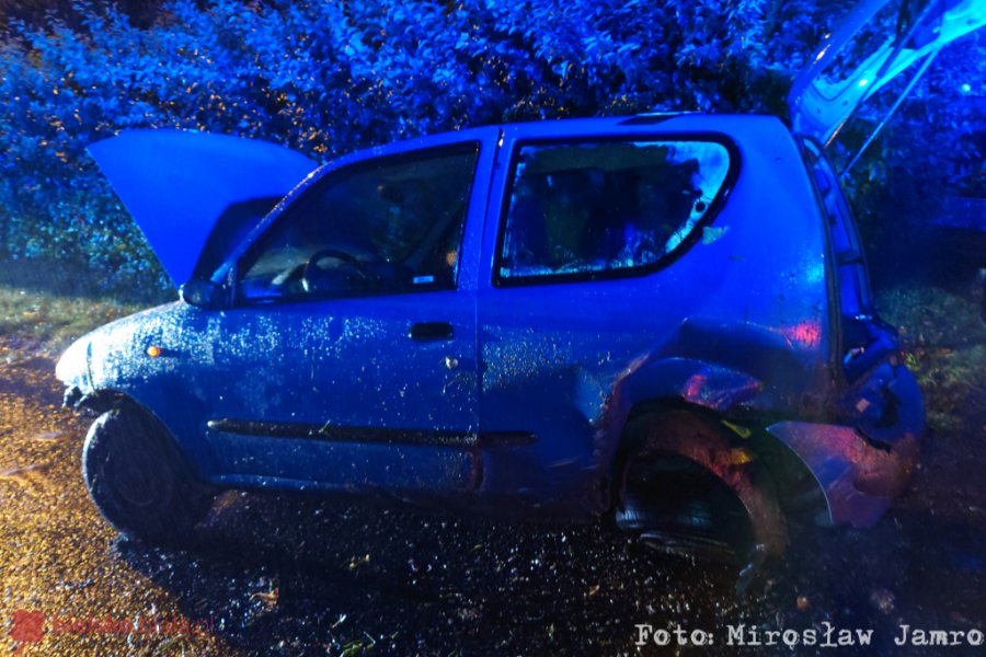 Uderzył fiatem w przepust wodny. Auto do kasacji - foto