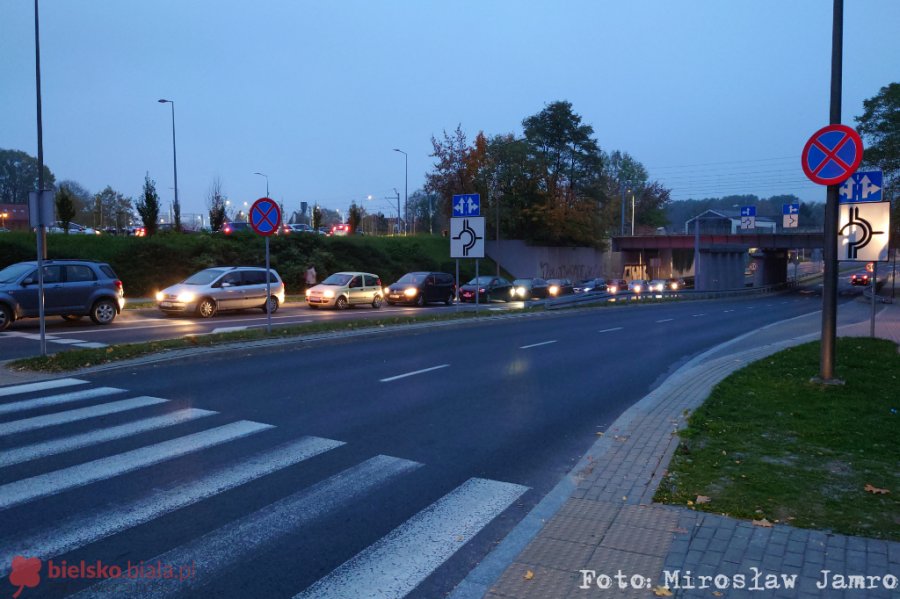 Długa kolejka samochodów do punktu wymazów. Policja pilnie potrzebna - foto