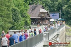 Tysiące zwiedzających na koronie zapory. Pokaz efektownych filmów ZDJĘCIA