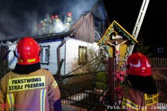Pożar drewnianego domu. Z żywiołem walczyło dziesięć zastępów - film i foto