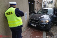 Pijany uderzył autem w budynek. Kierowca wydmuchał trzy promile - foto