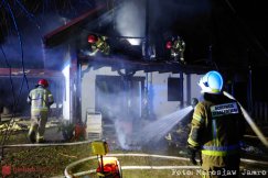 Kolejny pożar domu w czasie świąt. Ogniem objęte było poddasze budynku - foto