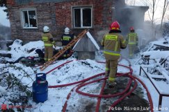 Pożar pokoju w budynku mieszkalnym. Do szpitala odwieziono strażaka OSP! - foto