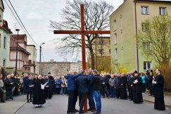 Ulicami Bielska-Białej przeszła Droga Krzyżowa. Tłumowi przewodniczył biskup ZDJĘCIA