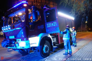 Zostawiła w nocy dzieci bez opieki. Interweniowali policjanci i strażacy - foto