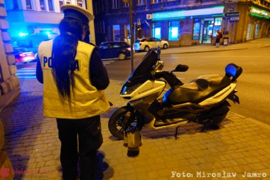 Nocne zderzenie taksówki z jednośladem. Motocyklista odwieziony do szpitala - foto