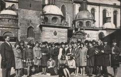 Klasa Grażyny Staniszewskiej na wycieczce w Krakowie. Pani Grażyna przykucnęła w pierwszym rzędzie
