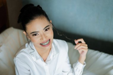 Korygowanie zgryzu krzyżowego za pomocą aparatu ortodontycznego: Skuteczne metody poprawy ustawienia zębów