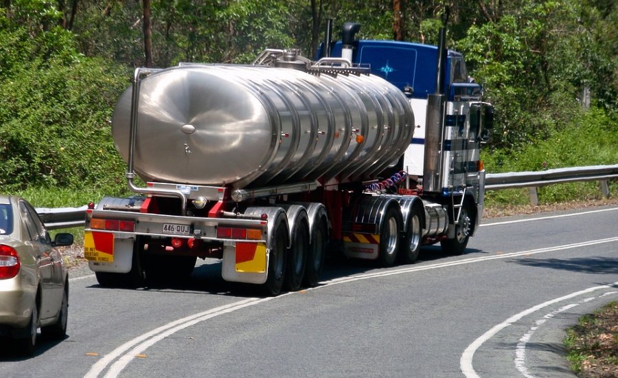 Transport materiałów niebezpiecznych – właściwa organizacja całego procesu