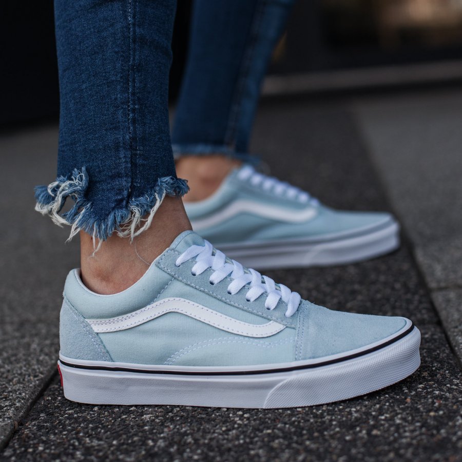 Jak modnie nosić kultowe buty Vans?