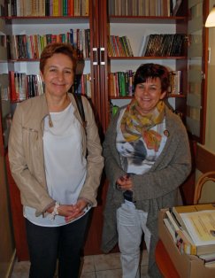 Od lewej: Halina Dubrownik oraz dyrektorka Domu Pomocy Społecznej  dla osób starszych w Bielsku-Białej.