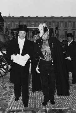 Sztokholm 1978 r. Ambasador Paweł Adam Cieślar (z lewej) oraz szef protokołu dyplomatycznego królestwa Szwecji w drodze na uroczystość wręczenia listów uwierzytelniających