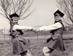 Młodzi Zaolziacy w strojach krakowskich. Lata 60. XX. w. Stanisław Czudek (z prawej) oraz jego kuzyn Jan Czudek – obecny dyrektor Huty Trzyniec.