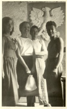 Natalia Lach (z lewej) i Dorota Werber z kolegami z Liceum Technik Plastycznych w Bielsku-Białej, 1956 r.
