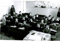 Maria Niemczyk-Czyżowa ze swoją klasą. Piotr Beczała w drugiej ławce z prawej w środkowym rzędzie. Zdjęcia archiwalne z albumu SP 3.