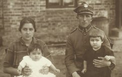 Biała, rok 1927, Helena i Wilhelm Mattern Buczek z dziećmi – starszą Mieczysławą i Zofią Buczek (po mężu Karaśkiewicz).