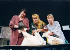 Teatr Silnia! w TL Banialuka, 1997: „Pokusice” w reż. Lucyny Sypniewskiej. Od lewej: Władysława Cader, Lucyna Sypniewska i Wiesława Pilarz. Fot. Tomasz Sylwestrzak.
