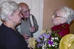 Anna Więzik (z prawej) podczas rozmowy z Tadeuszem Kopoczkiem i jego żoną. Fot. Beata Tyrna.