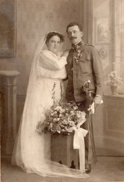 Zdjęcie ślubne Marii i Adolfa Folwarcznych, Karwina 1916 r. Fotografie z albumu rodzinnego autora.
