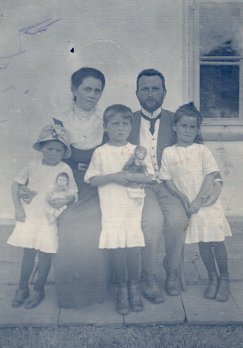 Helena i Andrzej Buzkowie z dziećmi – Heleną Wilmą – po mężu Jaśko (1913-2004), Martą – po mężu Różańską (1910) i Marią – po mężu Wegert (1911). Ze zbiorów rodziny Buzków