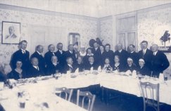 Uroczyste 80-lecie Jana Unucki w 1934 r. Na zdjęciu z rodzinnych zbiorów m.in. Jerzy, Józef, Jan, u góry Tadeusz, Karol, i Andrzej Buzkowie