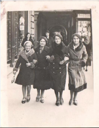 Maria Skalicka (druga z prawej) z przyjaciółkami sprzed wojny