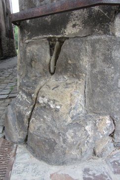 Kamienny odbój w narożniku kamienicy przy Rynku nr 8 z widocznymi śladami obróbki kamieniarskiej.