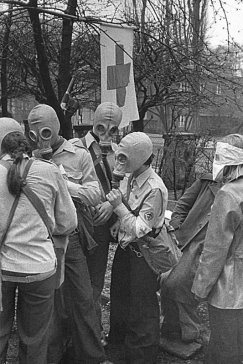 Szkolenia drużyn medyczno-sanitarnych na terenie Bielskiej Szkoły Przemysłowej. Rok 1976.