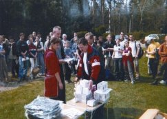 Wiceprezes ZR PCK w Bielsku-Białej Antoni Kruczek wręcza nagrody najlepszym młodzieżowym ratownikom. Rok 2004