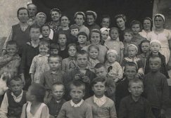 Rok 1942. Dzieci polskie i personel ośrodka w Akkemirze. W środku drugiego rzędu od góry kierowniczka sierocińca Albina Wawrykowa, trzecia z prawej w trzecim rzędzie Aleksandra Kulakowa.
