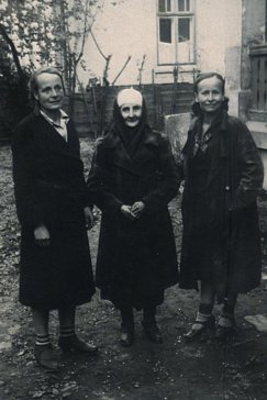 Mama Aleksandry Kulakowej Albina Wawrykowa (z lewej), babcia Franciszka Penzakow oraz ciocia Helena Penzakow po powrocie z zesłania w ZSRR w maju 1946 r. w Jarosławiu.