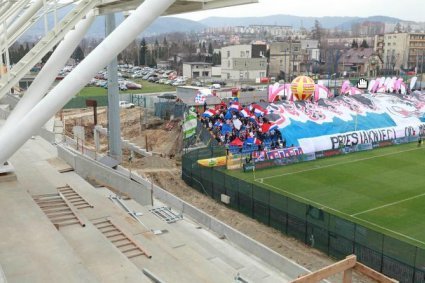 Do stadionu trzeba dołożyć