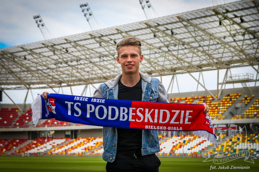 Młodzieżowiec do gry. Występował w RB Lipsk