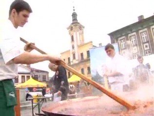 Wielka patelnia na skoczowskim rynku