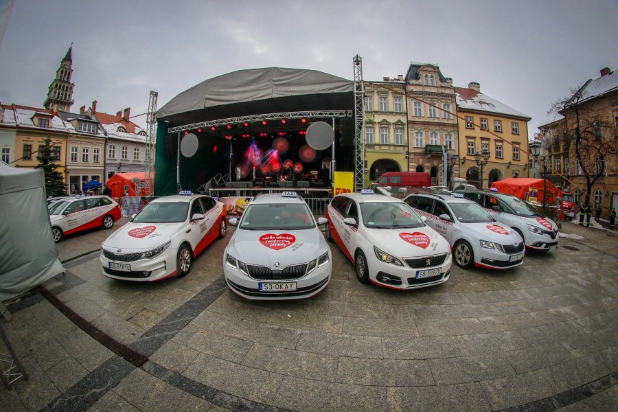Okay Taxi z czerwonymi serduszkami. Kierowcy podzieli się utargiem foto
