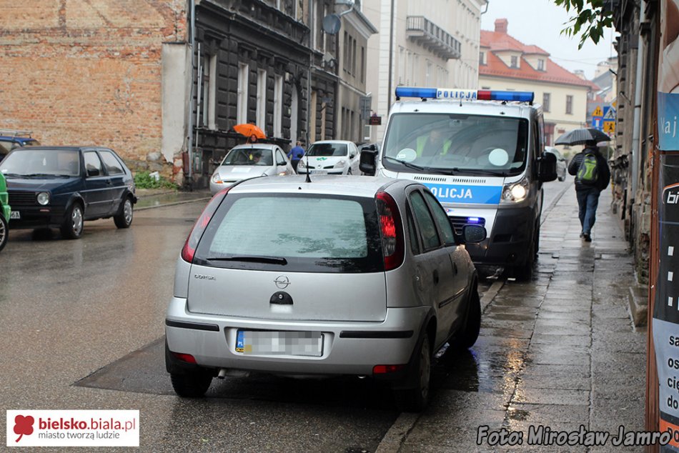 Zatoczył się pod auto - foto