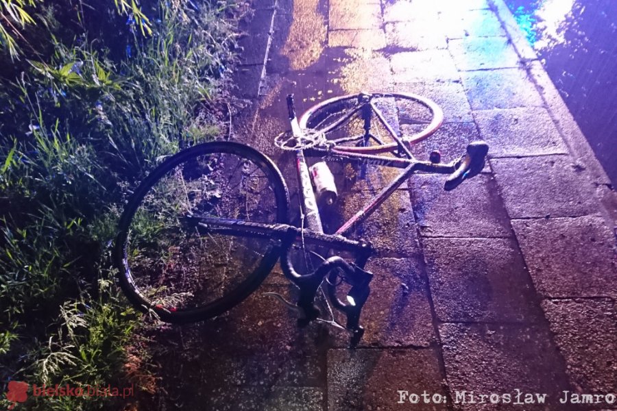 Dramat w strugach deszczu. Rowerzystę odwieziono do szpitala - foto