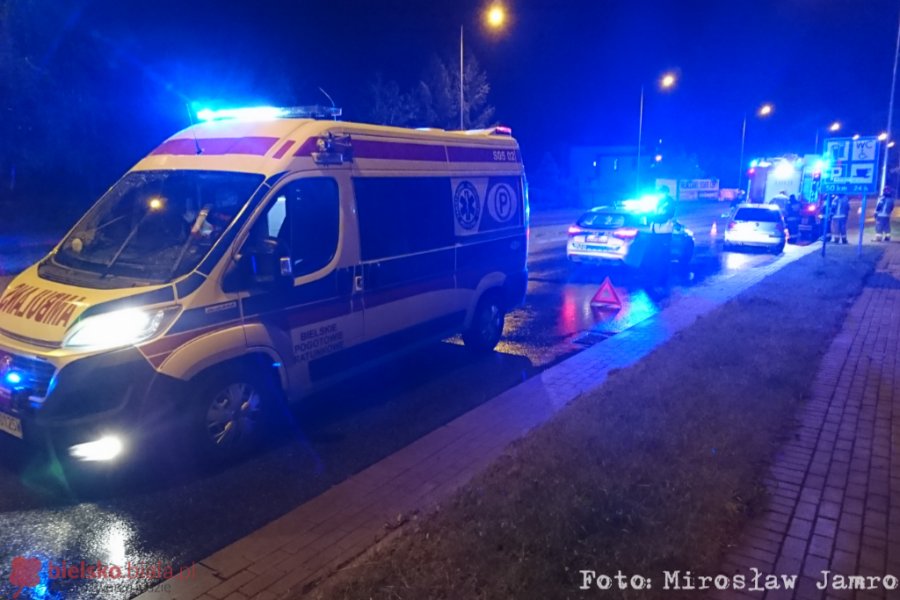 Czołowe zderzenie osobówek. Sprawczyni wjechała "pod prąd" - foto