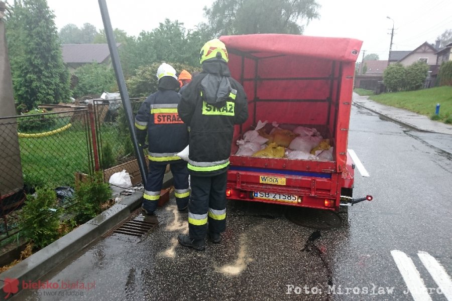 Lokalne podtopienia w Bielsku-Białej. Strażacy wypompowują wodę - foto