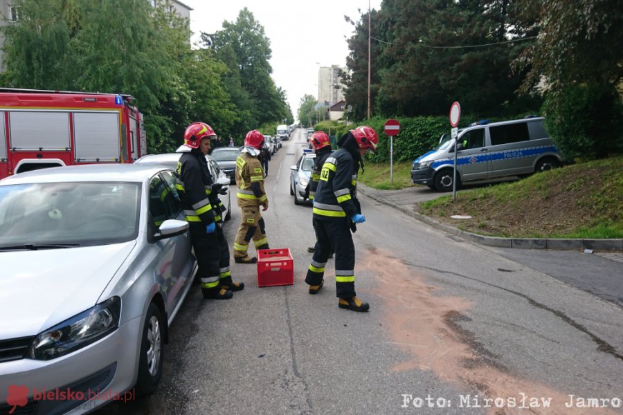 Nieudany wyjazd z parkingu. 88-letni kierowca zagapił się - foto