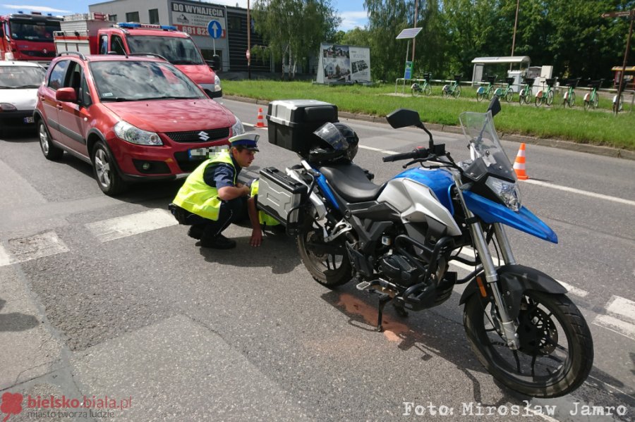 Zderzenie osobówki z motocyklem. Poszkodowany stracił przytomność - foto